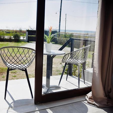Room Nine 9 Beachfront Apartments Nea Kallikrateia ภายนอก รูปภาพ