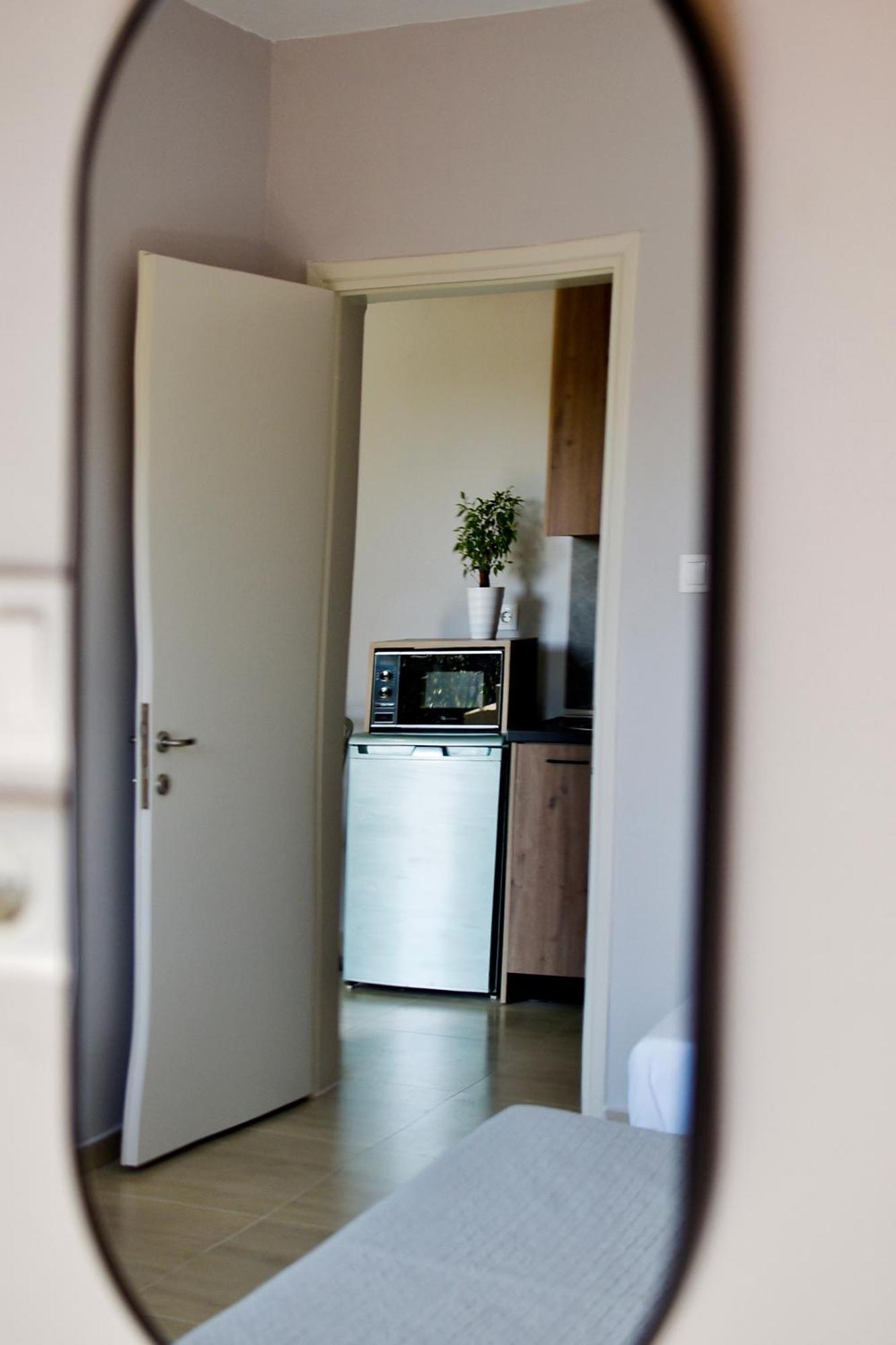 Room Nine 9 Beachfront Apartments Nea Kallikrateia ภายนอก รูปภาพ