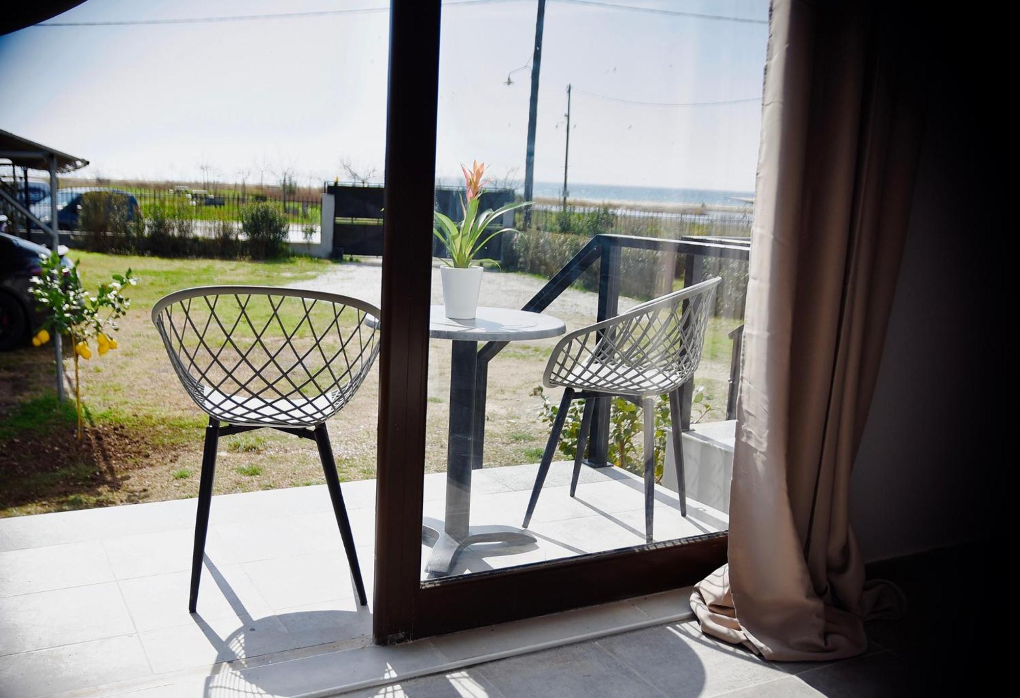 Room Nine 9 Beachfront Apartments Nea Kallikrateia ภายนอก รูปภาพ