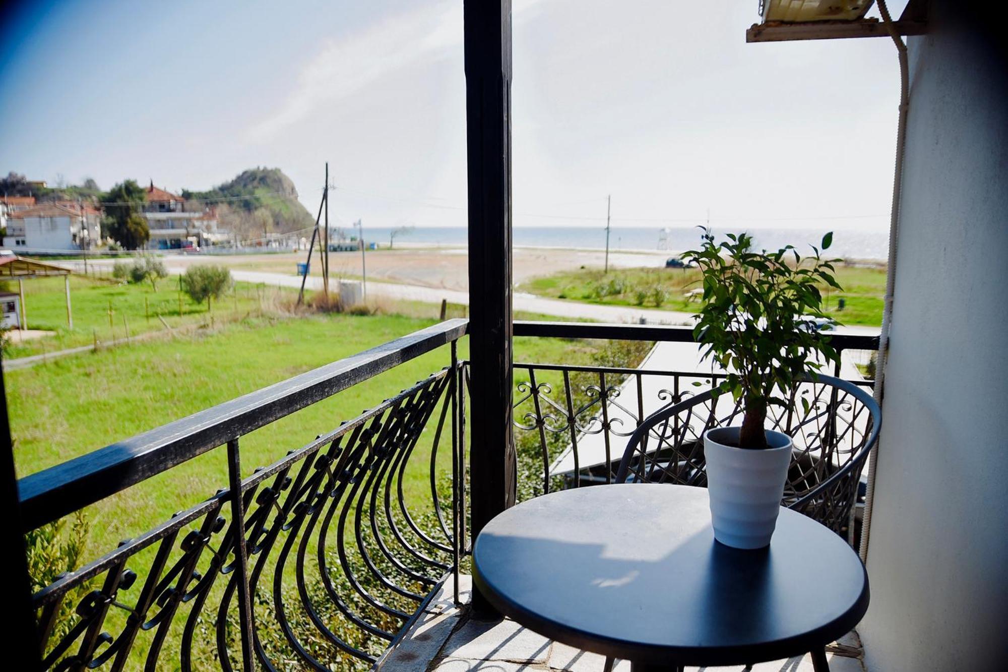 Room Nine 9 Beachfront Apartments Nea Kallikrateia ภายนอก รูปภาพ