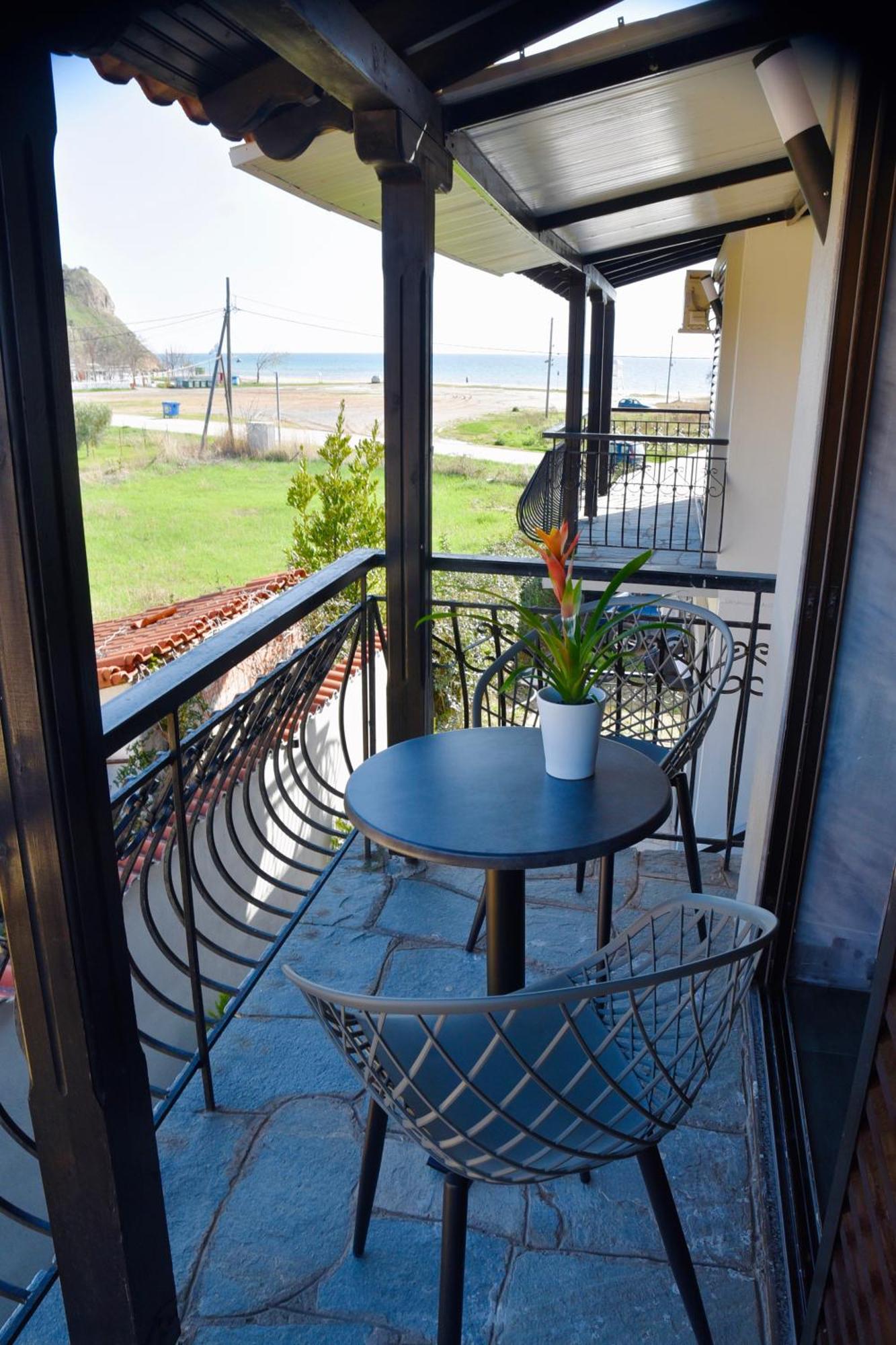 Room Nine 9 Beachfront Apartments Nea Kallikrateia ภายนอก รูปภาพ