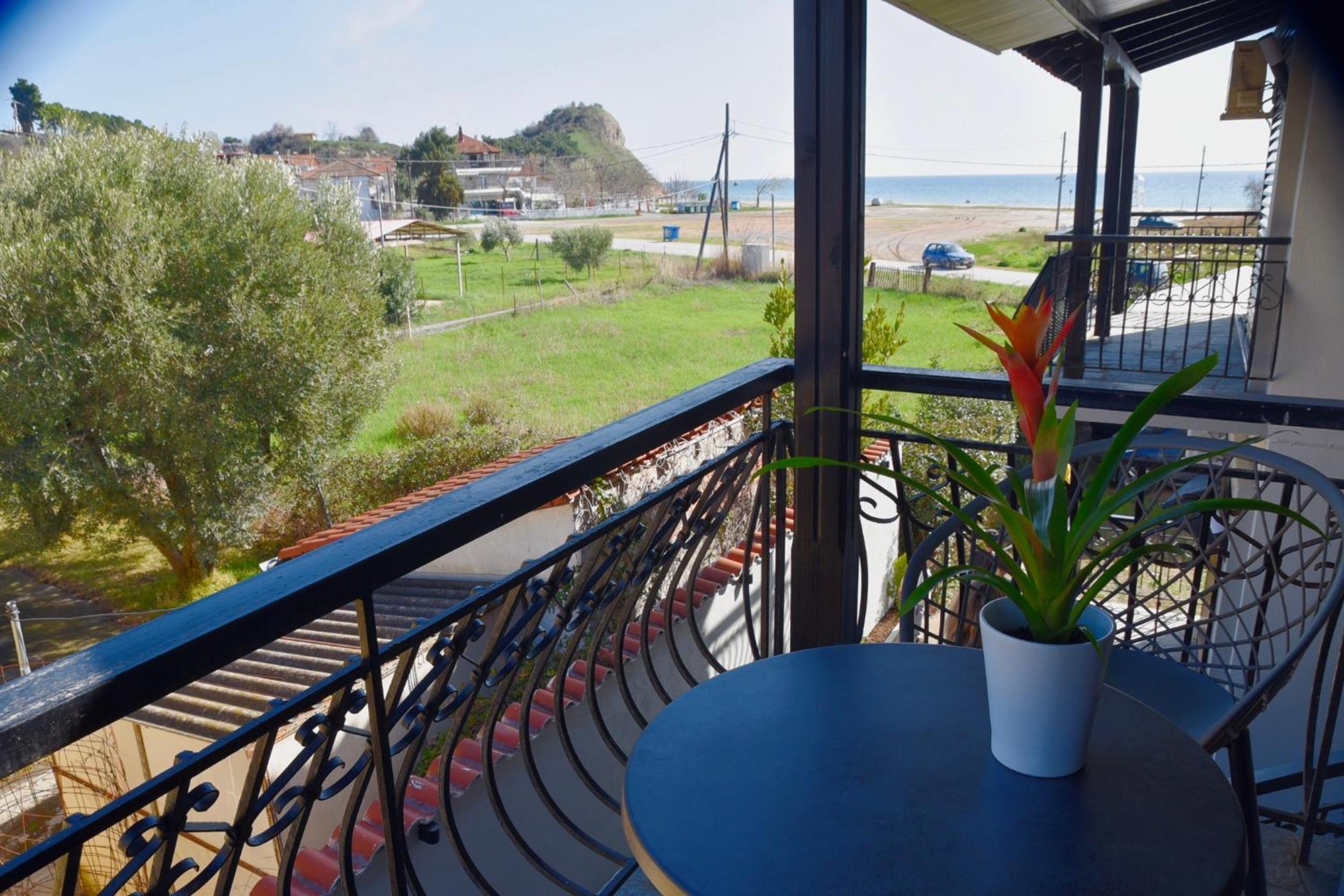 Room Nine 9 Beachfront Apartments Nea Kallikrateia ภายนอก รูปภาพ