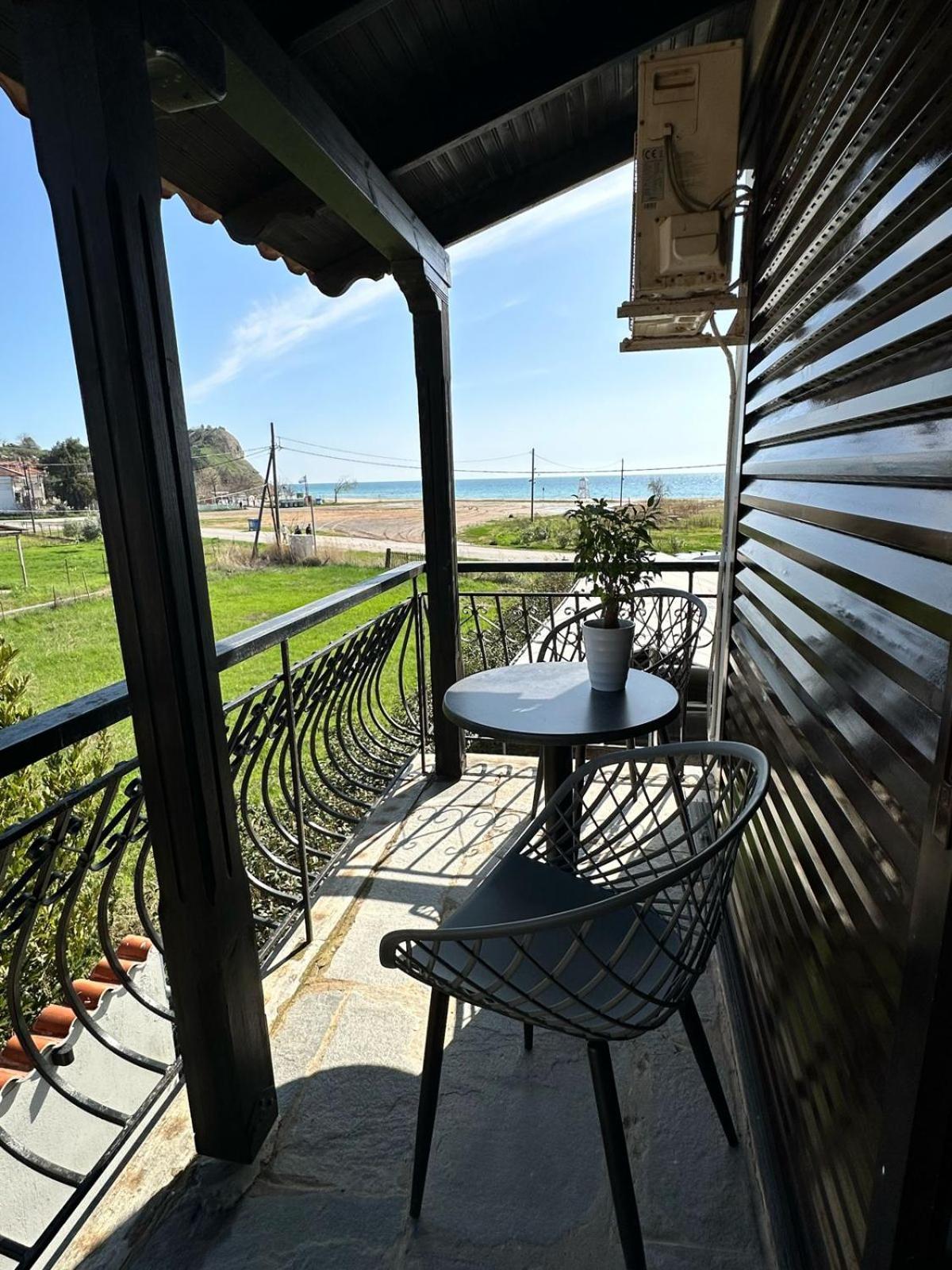 Room Nine 9 Beachfront Apartments Nea Kallikrateia ภายนอก รูปภาพ