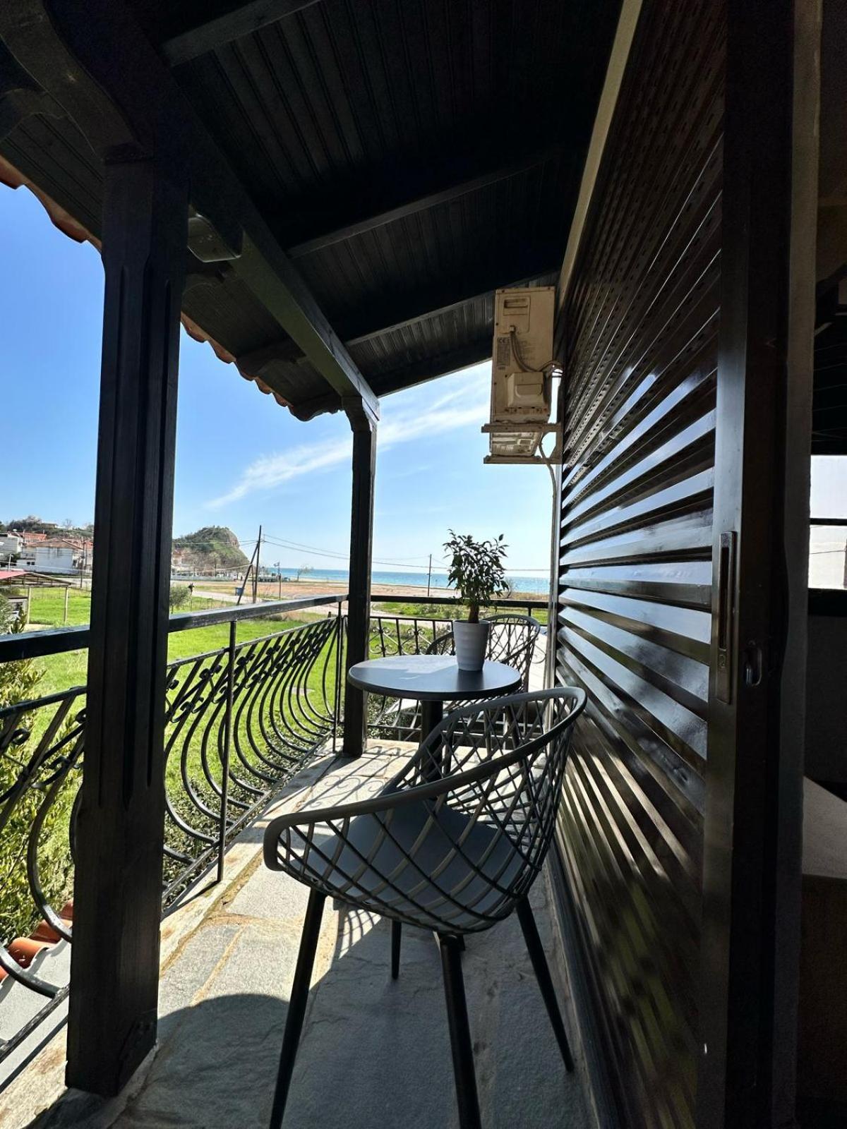 Room Nine 9 Beachfront Apartments Nea Kallikrateia ภายนอก รูปภาพ