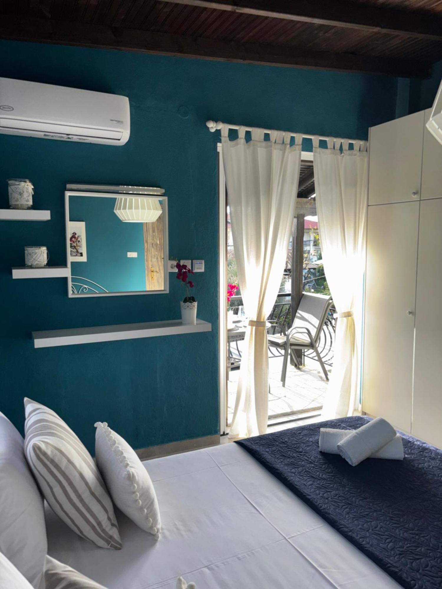 Room Nine 9 Beachfront Apartments Nea Kallikrateia ภายนอก รูปภาพ